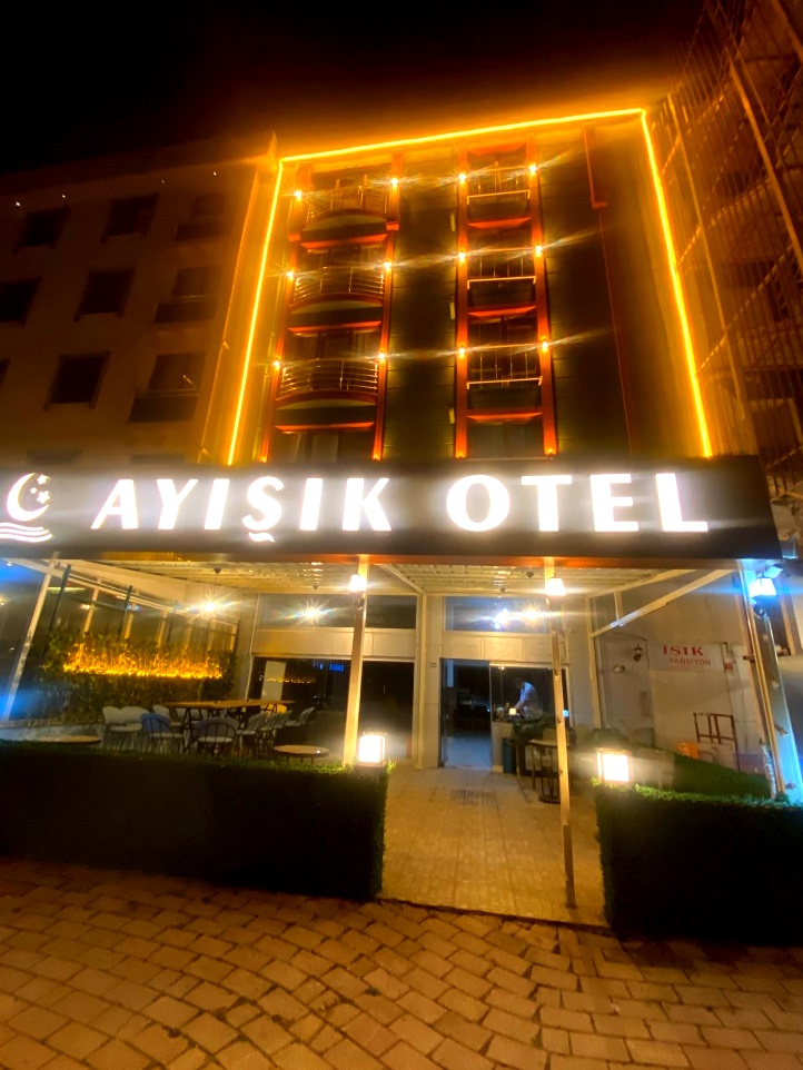 Gece Işıklarında Ayışık Otel
